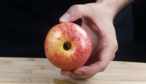 ¿Cómo quitar el corazón a una manzana?